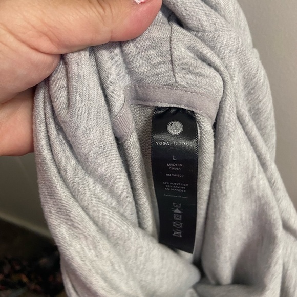 Yogalicious grey turtle neck sweatshirt size large - Picture 5 of 5